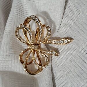 Vintage Signed KJL For AVON Gold Tone Big Rhinestone Ribbon Bow Pin Brooch